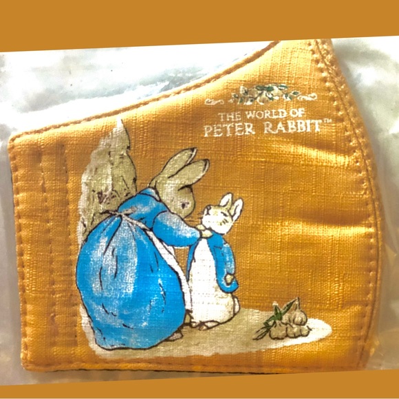 World of Peter Rabbit facial mask featuring Beatrix Potter style illustrations - Picture 2 of 7